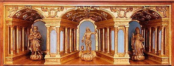 Altare ligneo dorato con statue